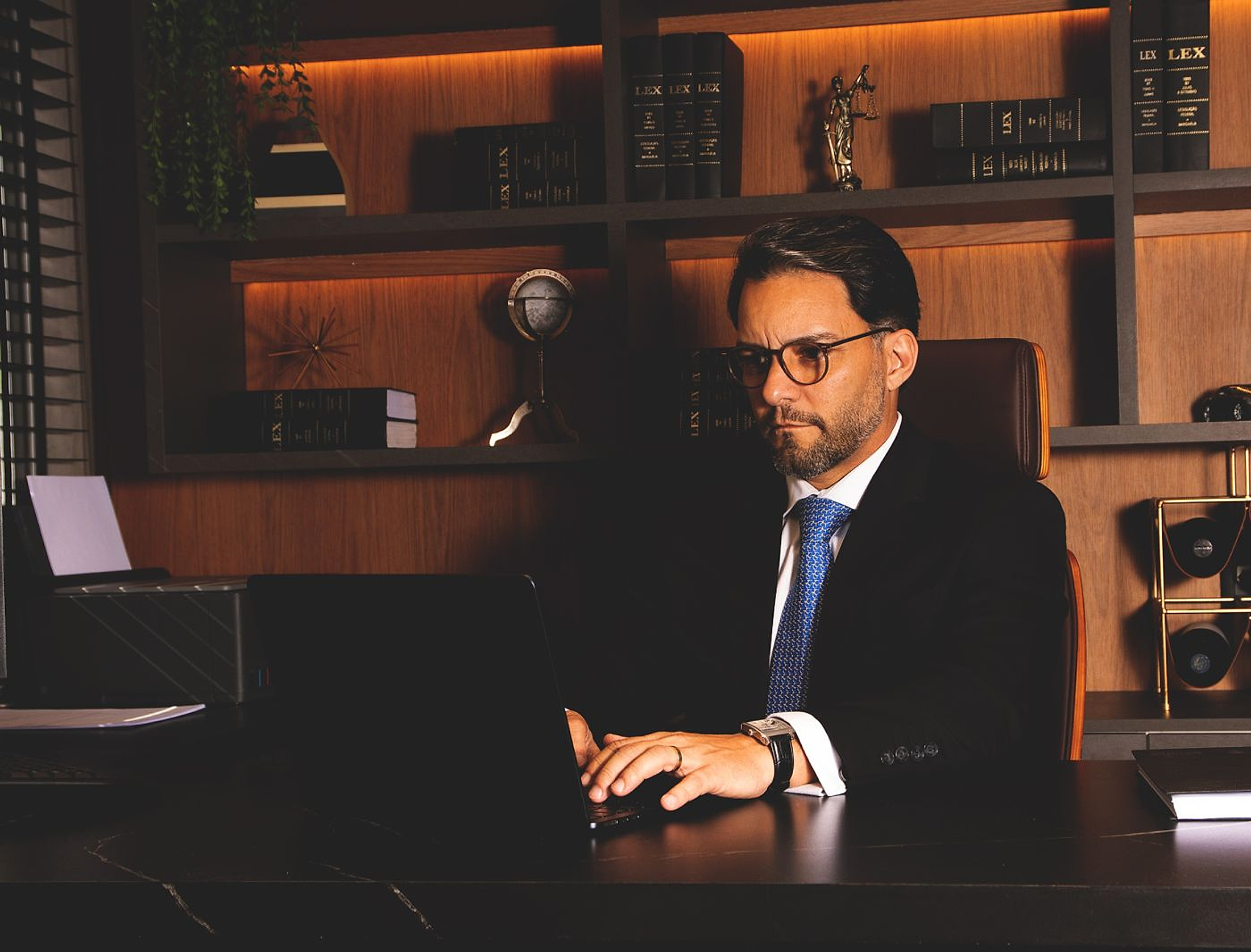 Dr. Gustavo Fernandes de Carvalho em seu escritório de advocacia tributária em Icaraí, Niterói